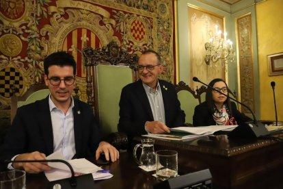 L’alcalde, Miquel Pueyo, molt somrient en el moment de començar el ple, que va durar cinc hores.