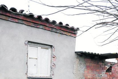 Els assaltants van arrancar un reixat per poder entrar.