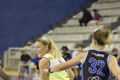 Laia Raventós lanza a canasta pese a la presión de Tirera.