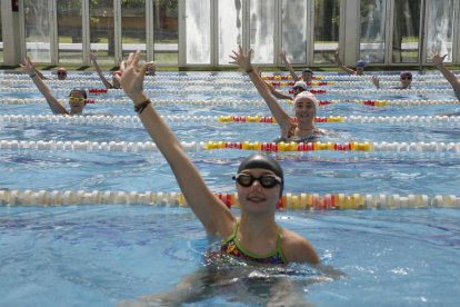 Una de les entrenadores de la secció dirigint ahir els exercicis d’equip.
