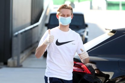 El tècnic Quique Setién i els jugadors De Jong, Griezmann i Sergi Roberto, ahir en la tornada de la plantilla blaugrana a l’activitat.