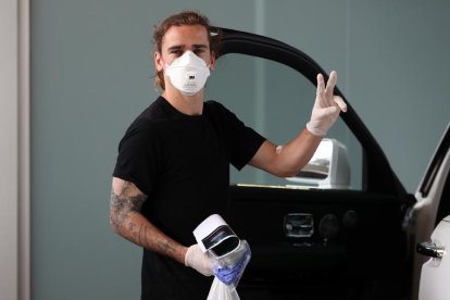 El tècnic Quique Setién i els jugadors De Jong, Griezmann i Sergi Roberto, ahir en la tornada de la plantilla blaugrana a l’activitat.