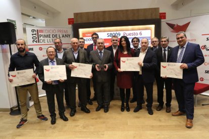 Fotografía de familia de los galardonados con los representantes de la organización del premio Pyme.