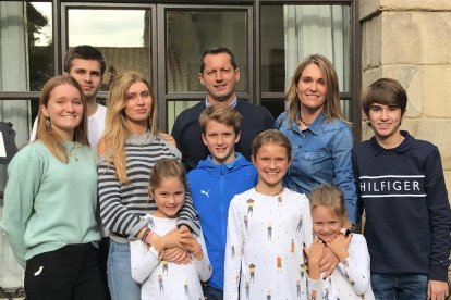 Albert y Goretti con sus hijos Noé, Blai, Nati, Valèria, Dan y Aimar, en su casa de Bellcaire.