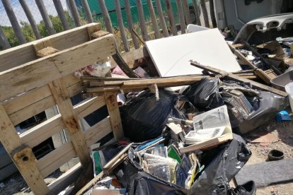 Imatge d’abocaments al Camí de la Mariola, on es pot veure part de la carrosseria d’un cotxe.