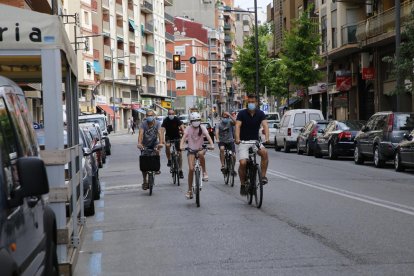 Usuarios de patinetes eléctricos en Lluís Companys, donde la velocidad máxima será de 30 km/hora.