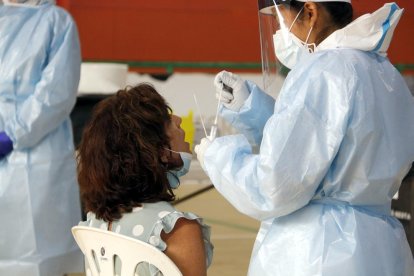 La meitat de les persones del cribratge massiu de Mollerussa són docents