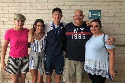 Pol Santiveri, jugador del Club Bàsquet Cappont, junto a sus padres Josep Maria y Núria, y su hermana Berta.
