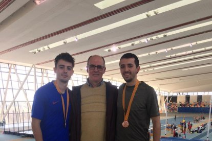Pol Santiveri, jugador del Club Bàsquet Cappont, junto a sus padres Josep Maria y Núria, y su hermana Berta.