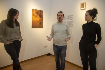 La responsable de l’Espai Cavallers, ahir en la inauguració de l’exposició amb algunes de les artistes.
