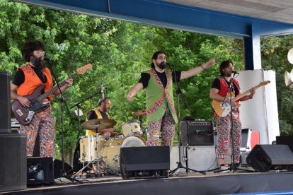 Los más pequeños disfrutaron con la música y las canciones de la compañía Encara Farem Salat, en un ‘teatro’ improvisado en La Terrasseta del Parc Olímpic de La Seu d’Urgell.