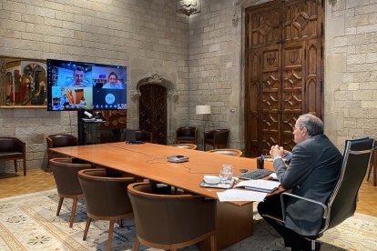 Algunas personas paseando ayer por el paseo marítimo de la playa del Bogatell en Barcelona.
