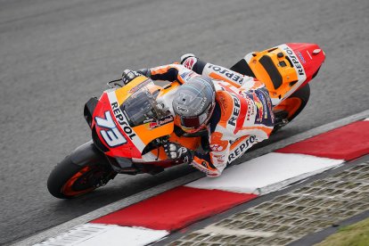 Marc Márquez, en una de les voltes que va fer ahir el primer dia de test oficial a Sepang.