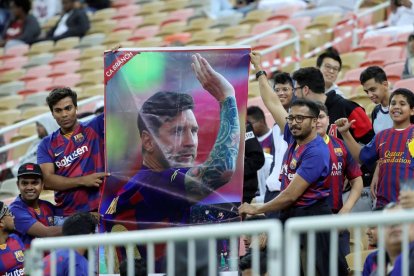 Messi, que va tornar a fer un gran partit, intenta anar-se’n del marcatge dels blanc-i-vermells Saúl i Thomas.