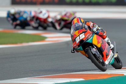 El pilot mallorquí Joan Mir mostra el número 1 després d’imposar-se en la carrera de Xest que l’atansa al títol mundial de MotoGP.