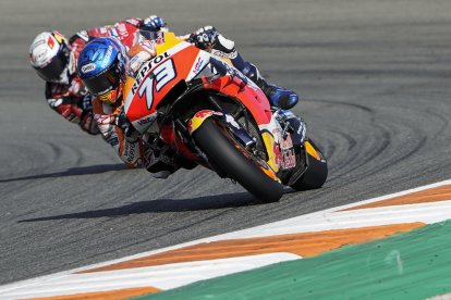 El pilot mallorquí Joan Mir mostra el número 1 després d’imposar-se en la carrera de Xest que l’atansa al títol mundial de MotoGP.