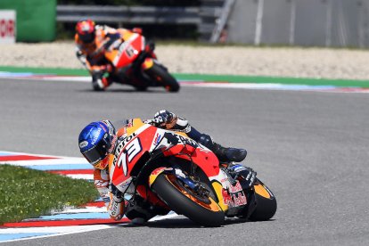 Binder y el equipo KTM celebran la primera victoria en MotoGP.