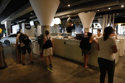 Usuaris de l’Ekke, ahir davant del taulell de l’entrada de la instal·lació.