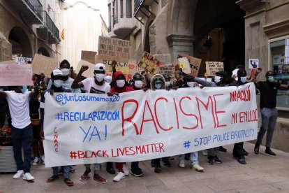 Unes 600 persones es manifesten a Lleida contra el racisme