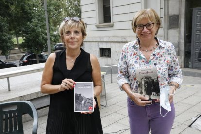 Visitantes bajo la lluvia en la Setmana del Llibre en Barcelona.