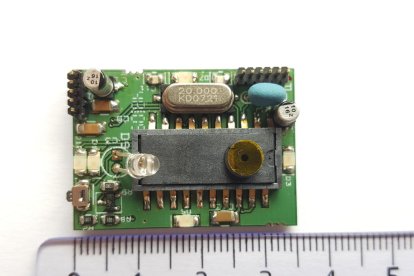 Marcel Tresanchez, sostenint el dispositiu que ha dissenyat amb Tomàs Pallejà i Jordi Palacín.