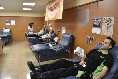 Primers donants de la Marató de Donants de Sang, ahir a l’hospital Arnau de Vilanova de Lleida.