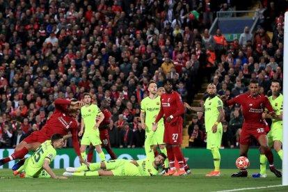 Wijnaldum celebra un dels gols que va anotar davant del Barcelona a l’inici de la segona part.