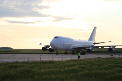 El momento del despegue, al anochecer en el aeropuerto de Alguaire.