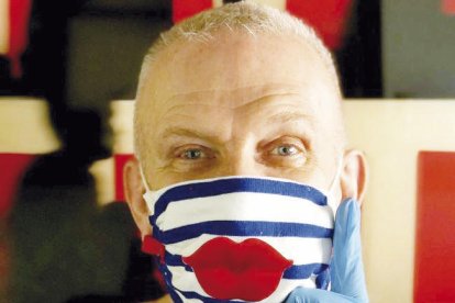 L’ús de mascareta ja és obligatori, encara que hi hagi distància social. A la imatge, transeünts ahir a l’Eix Comercial de Lleida.