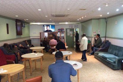 Voluntarios que ayer trabajaban preparando lotes de comida en el almacén central del Banc dels Aliments de Lleida.