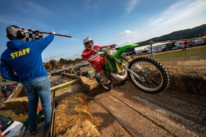 A l’esquerra, els dakarians Jaume Betriu i Laia Sanz firmant autògrafs, i a la dreta, Gerard Farrés a la categoria de clàssiques.