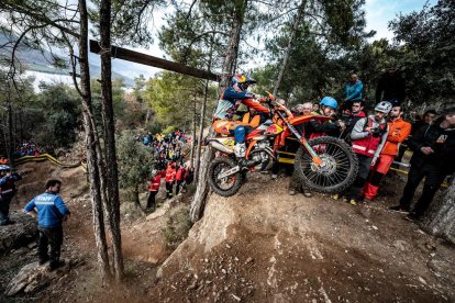 A l’esquerra, els dakarians Jaume Betriu i Laia Sanz firmant autògrafs, i a la dreta, Gerard Farrés a la categoria de clàssiques.