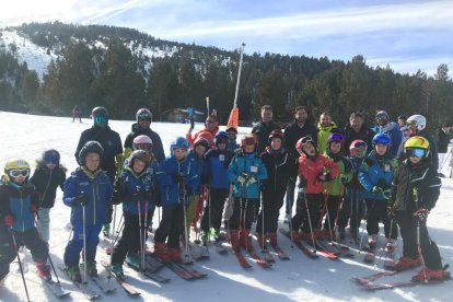 Vint-i-cinc nens de l’Escola La Closa d’Esterri, ahir a Port Ainé, on es va presentar la campanya.