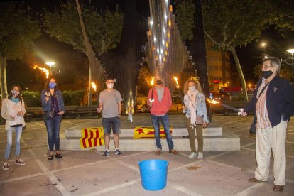 La Marxa de Torxes se convirtió este año en un encendido simbólico de antorchas frente al edificio del Roser.