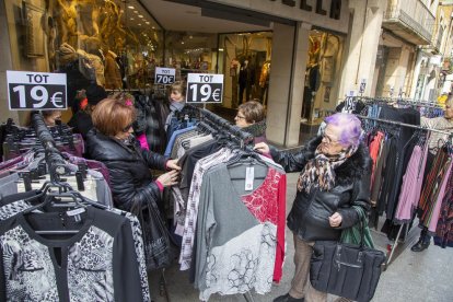 El mercat de rebaixes de Tàrrega, que es va celebrar divendres.