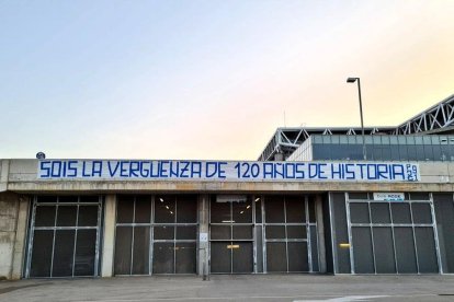 Aquests són alguns dels missatges que una de les penyes juvenils va llançar contra la plantilla.