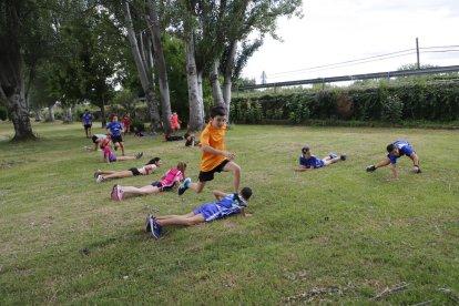 En las pistas de atletismo de Les Basses pudieron entrar ayer atletas Sub’16 y Sub’18 del Lleida UA.