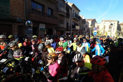 Organizadores y corredores antes de tomar la salida.