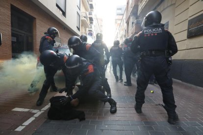 Moment en què agents dels Mossos immobilitzen una persona durant els aldarulls.