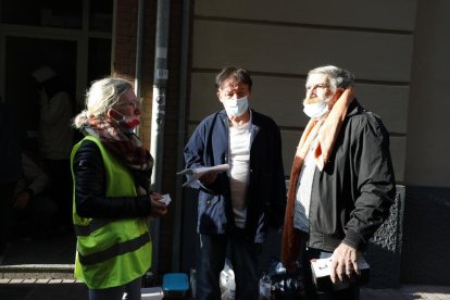 Moment en què agents dels Mossos immobilitzen una persona durant els aldarulls.
