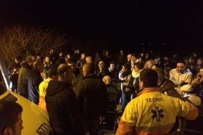 Alguns dels 400 passatgers dels dos combois que van sortir dels trens a les vies després de la col·lisió.