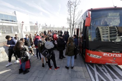 Alguns dels 400 passatgers dels dos combois que van sortir dels trens a les vies després de la col·lisió.