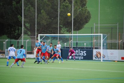 Roger Canadell es perseguido por un rival en una de las jugadas del partido de ayer ante el Martorell.