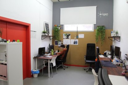 Foto de familia de los emprendedores del vivero, el conserje y la teniente de alcalde, Anna Campos.