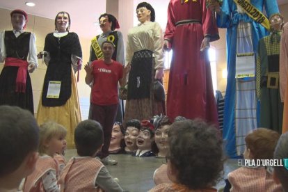 Els alumnes de Fondarella s'endinsen al món geganter