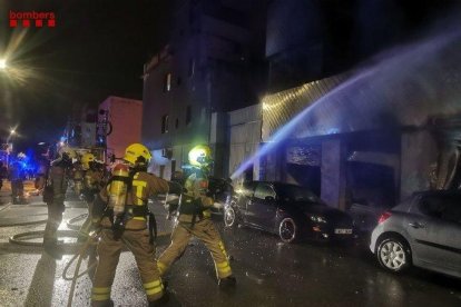 Almenys dos morts i 17 ferits en l'incendi en una nau okupada a Badalona