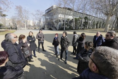 Els participants en l’activitat, durant la visita guiada als Camps Elisis.