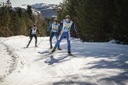 Participants en la sortida de la Marxa Pirineu disputada ahir entre les estacions de Lles i Aransa.