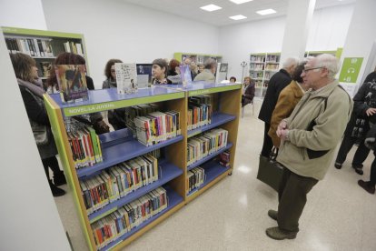 L’alcaldessa, Rosa Pujol, i la consellera, Laura Borràs, durant l’estrena de la biblioteca d’Aitona.