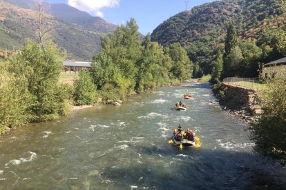 Turistes fent ràfting ahir a la Noguera Pallaresa.